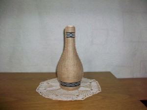 Botella forrada con arpillera + accesorios