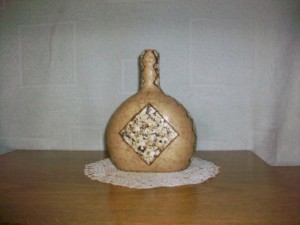 Botella forrada con papel + cáscara de huevos de codorniz