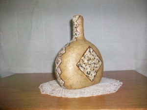 Botella forrada con papel + cáscara de huevos de codorniz