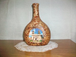 Botella forrada con cáscara de huevos + decoupage