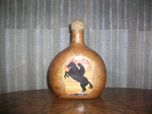 Botella forrada con papel + decoupage