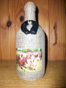 Botella forrada con arpillera + decoupage