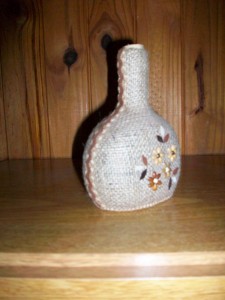 Botella forrada con arpillera + accesorios