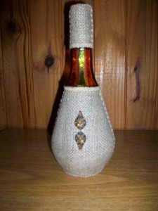 Botella forrada con arpillera + accsesorios