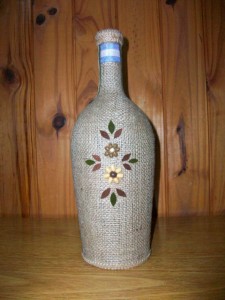 Botella forrada con arpillera + accesorios
