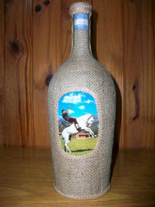 Botella forrada con arpillera + decoupage