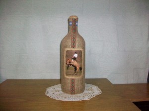 Botella forrada con arpillera + decoupage