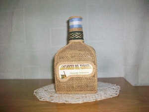 Botella forrada con arpillera + decoupage