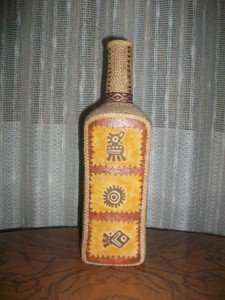 Botella forrada con arpillera + decoupage