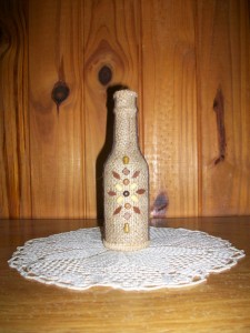 Botella forrada con arpillera + accesorios